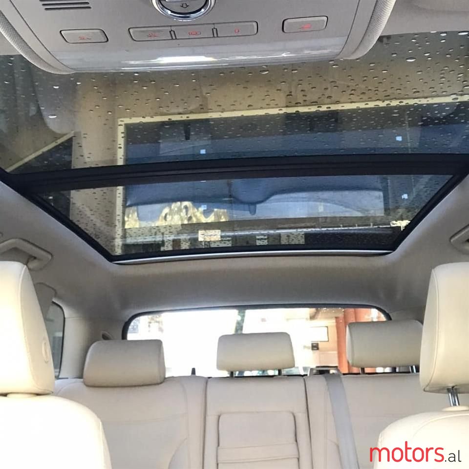 2011' Volkswagen Touareg photo #4