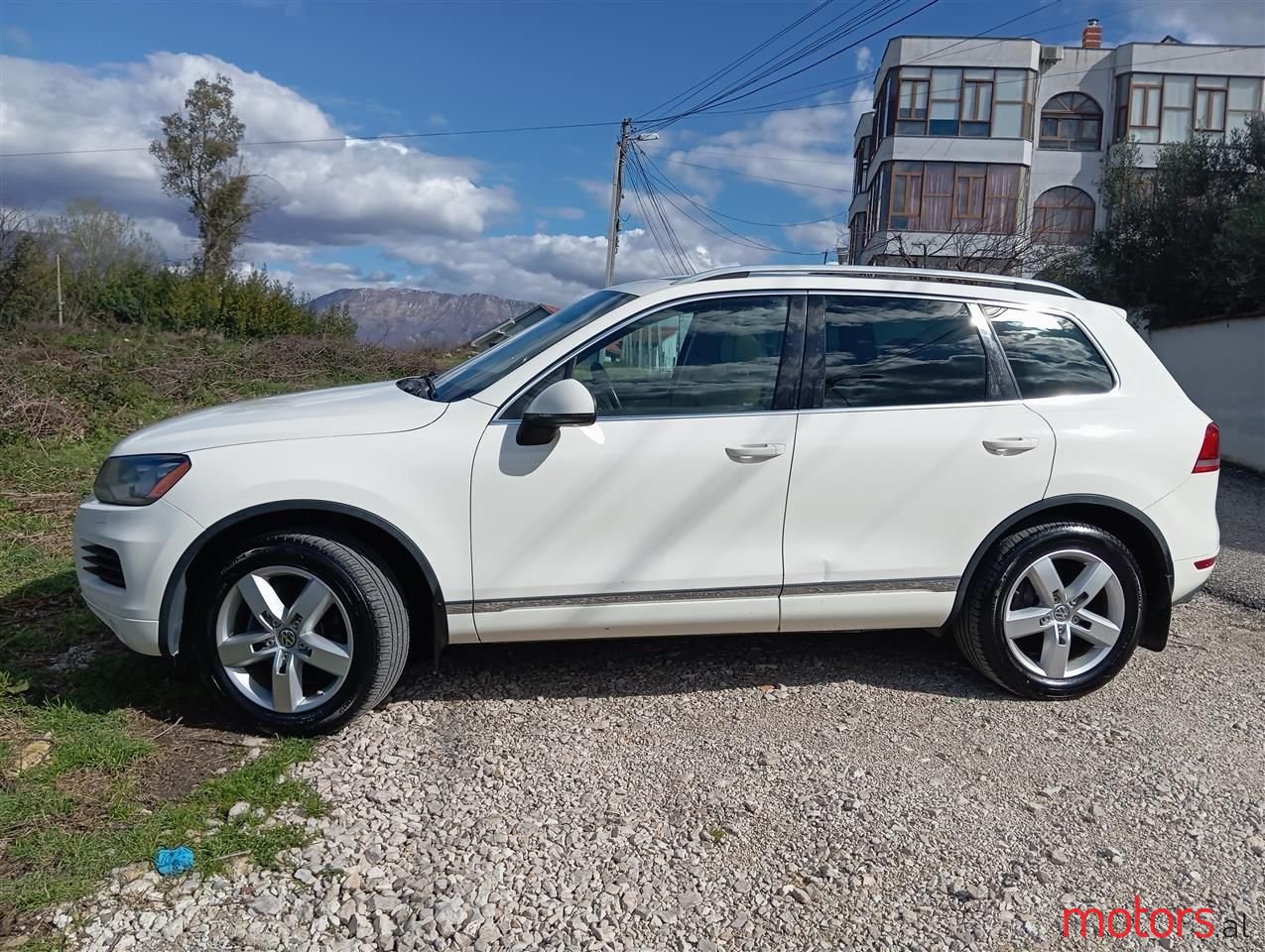 2012' Volkswagen Touareg photo #6