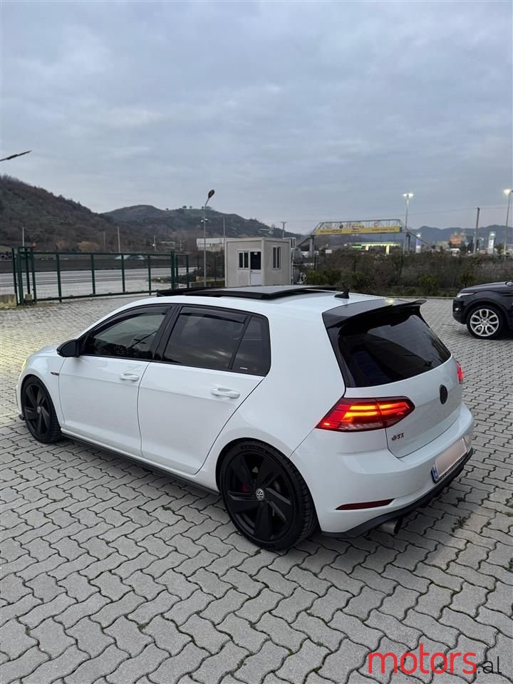 2019' Volkswagen Golf photo #6