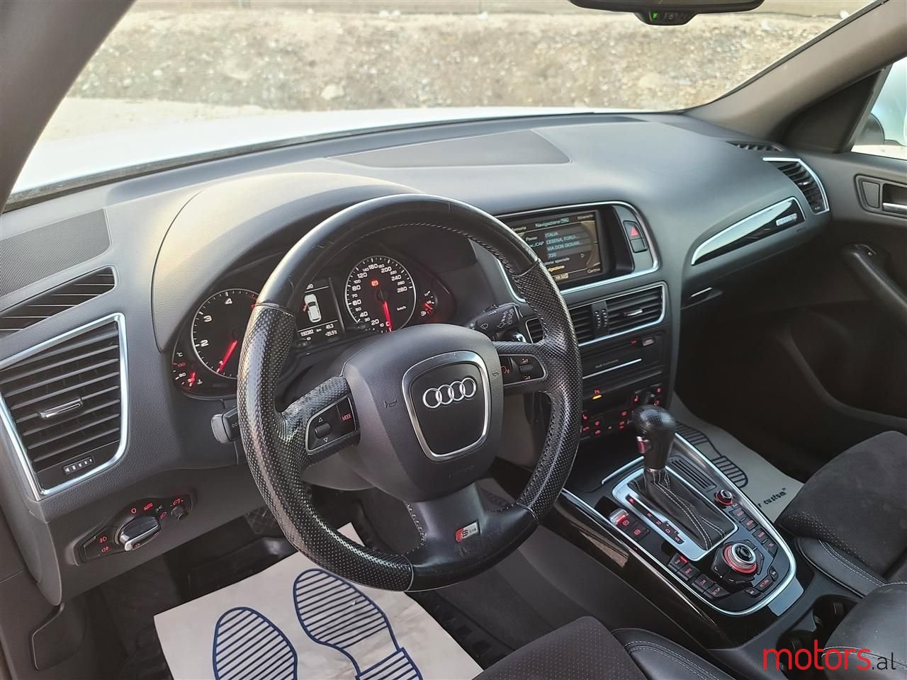 2011' Audi Q5 photo #5