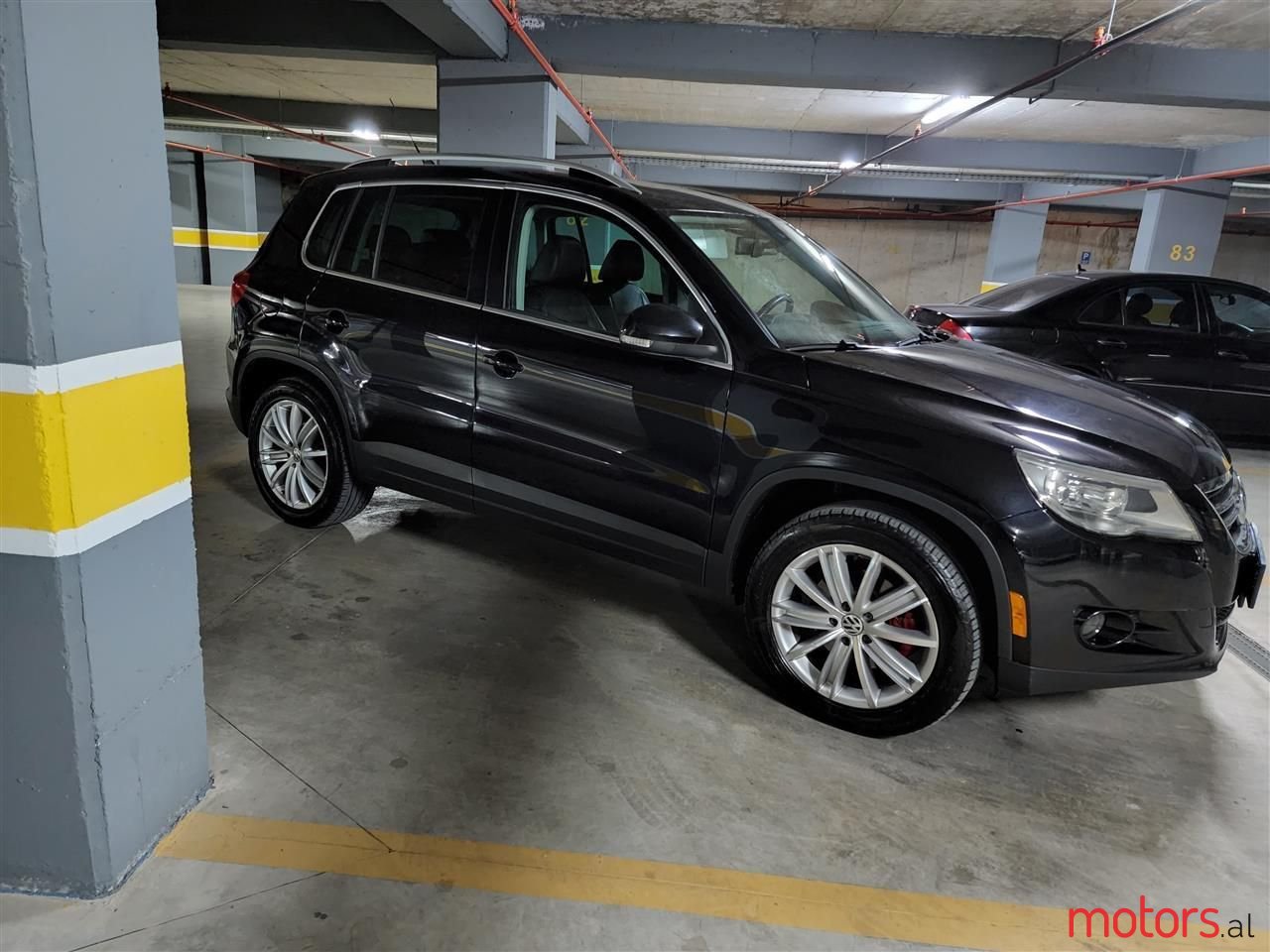 2011' Volkswagen Tiguan photo #2