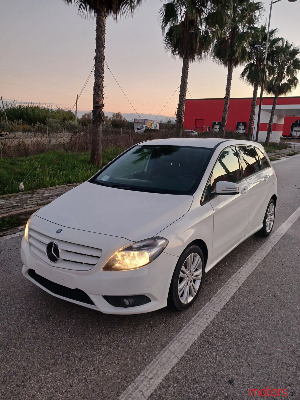 2013' Mercedes-Benz B 180 photo #1
