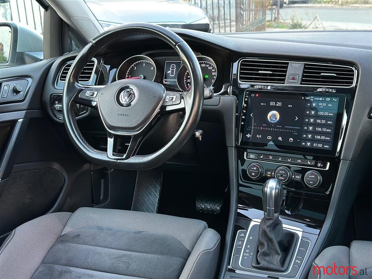 2015' Volkswagen Golf photo #5