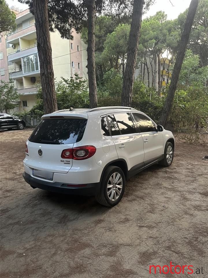 2011' Volkswagen Tiguan photo #2