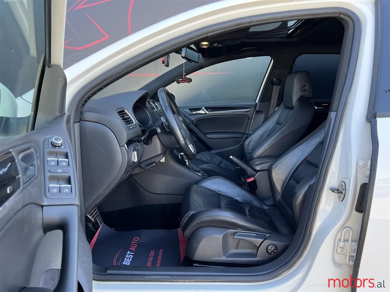 2011' Volkswagen Golf photo #2