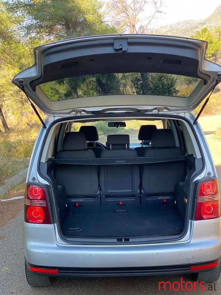 2007' Volkswagen Touran photo #6