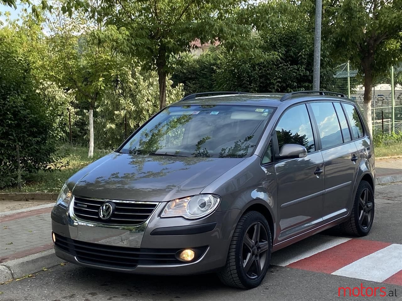 2008' Volkswagen Touran photo #3