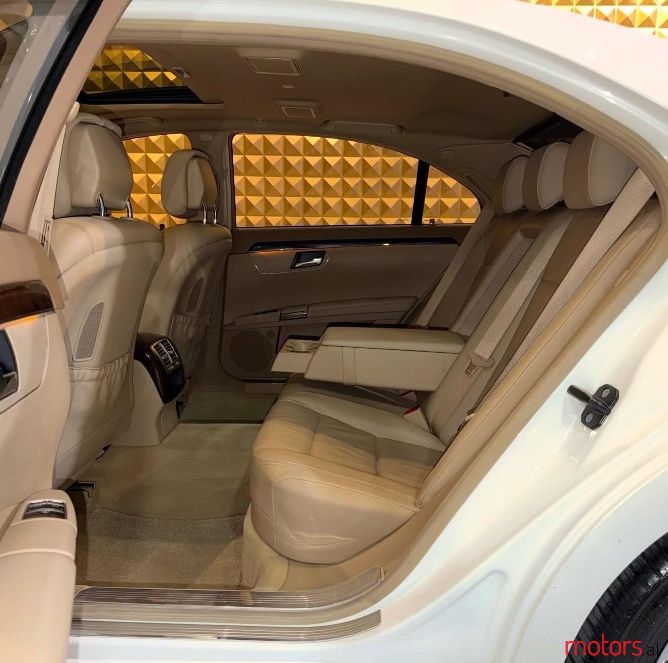 2011' Mercedes-Benz S 550 photo #6