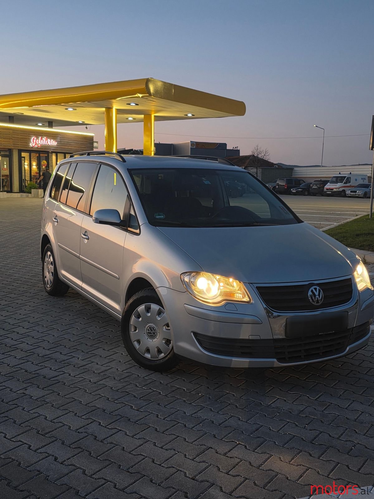 2009' Volkswagen Touran photo #1