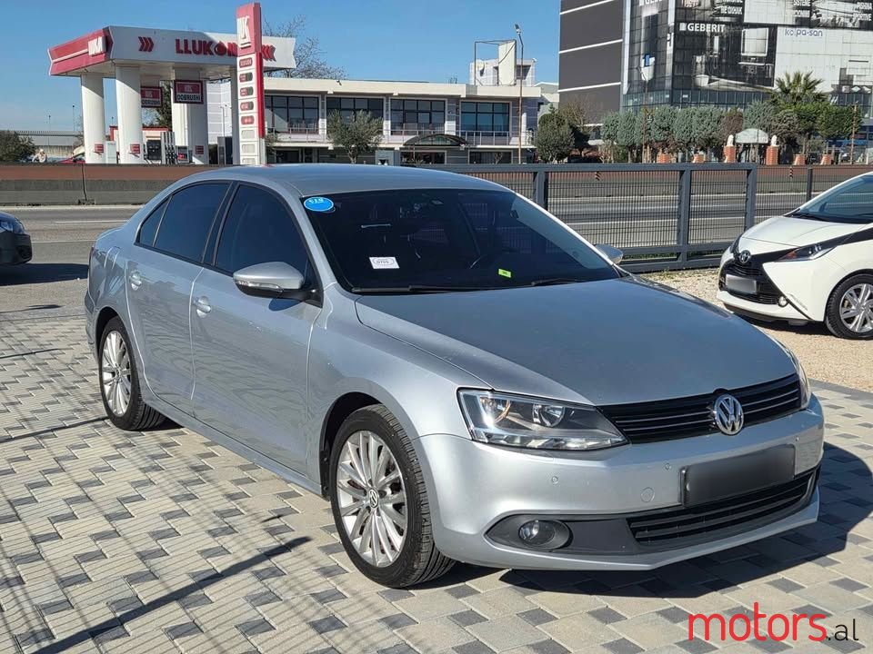 2012' Volkswagen Jetta photo #2