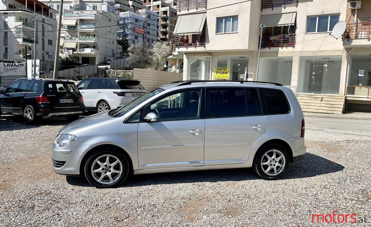 2008' Volkswagen Touran photo #1