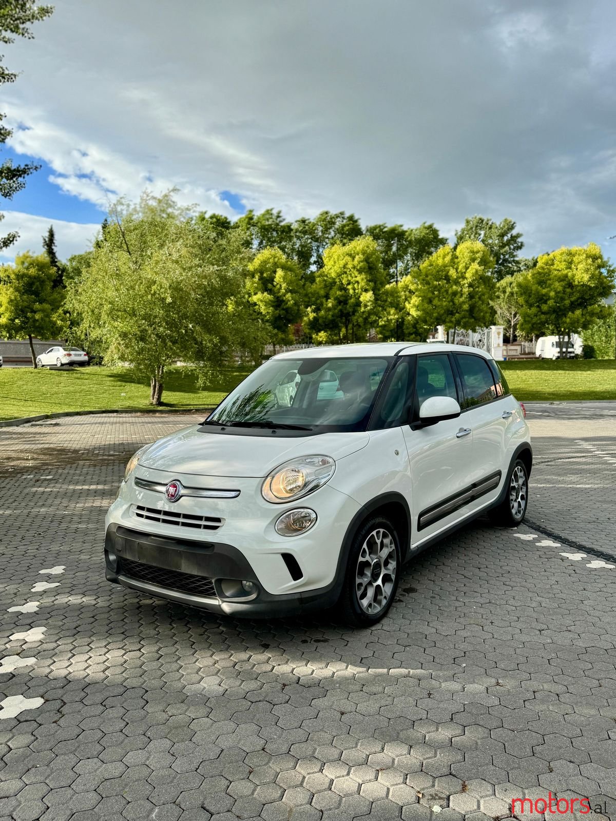 2015' Fiat 500L photo #1