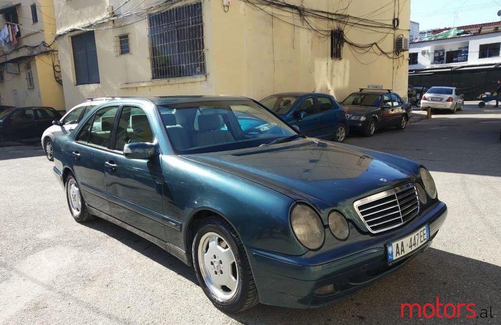 2000' Mercedes-Benz E 220 photo #2