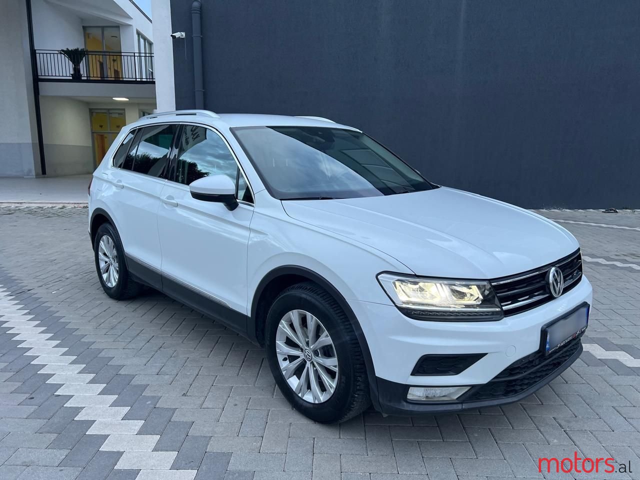 2017' Volkswagen Tiguan photo #4