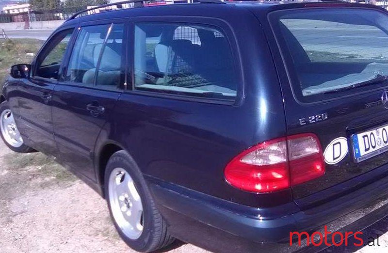 2000' Mercedes-Benz E 220 photo #4