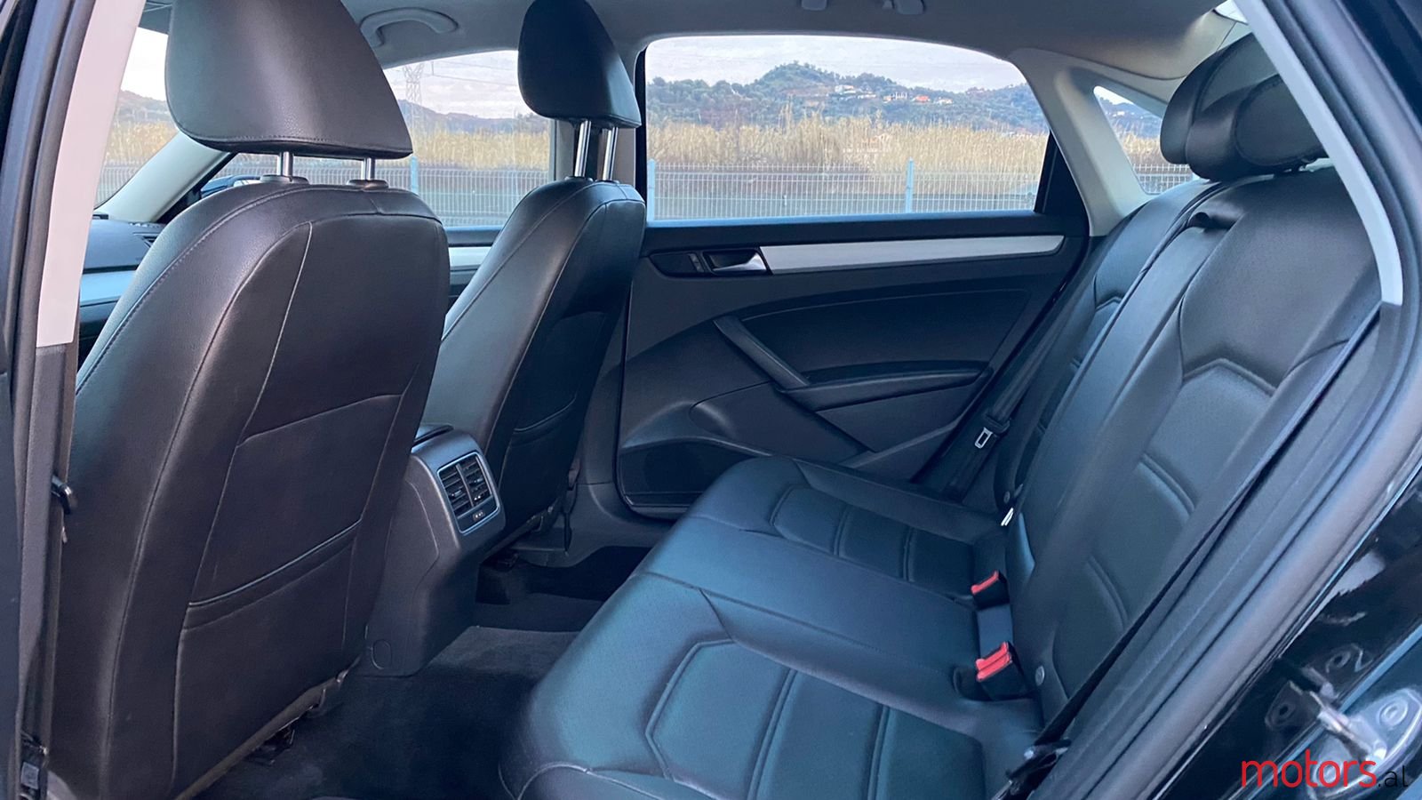 2013' Volkswagen Passat photo #3