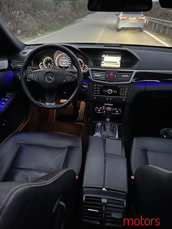 2011' Mercedes-Benz E 220 photo #5