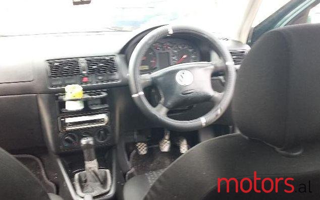 2001' Volkswagen Golf photo #3