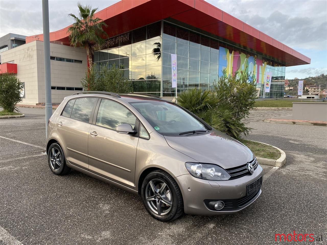 2011' Volkswagen Golf Plus photo #1