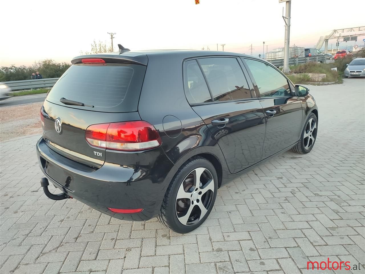 2009' Volkswagen Golf photo #2