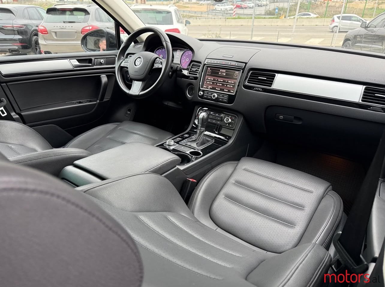 2016' Volkswagen Touareg photo #5