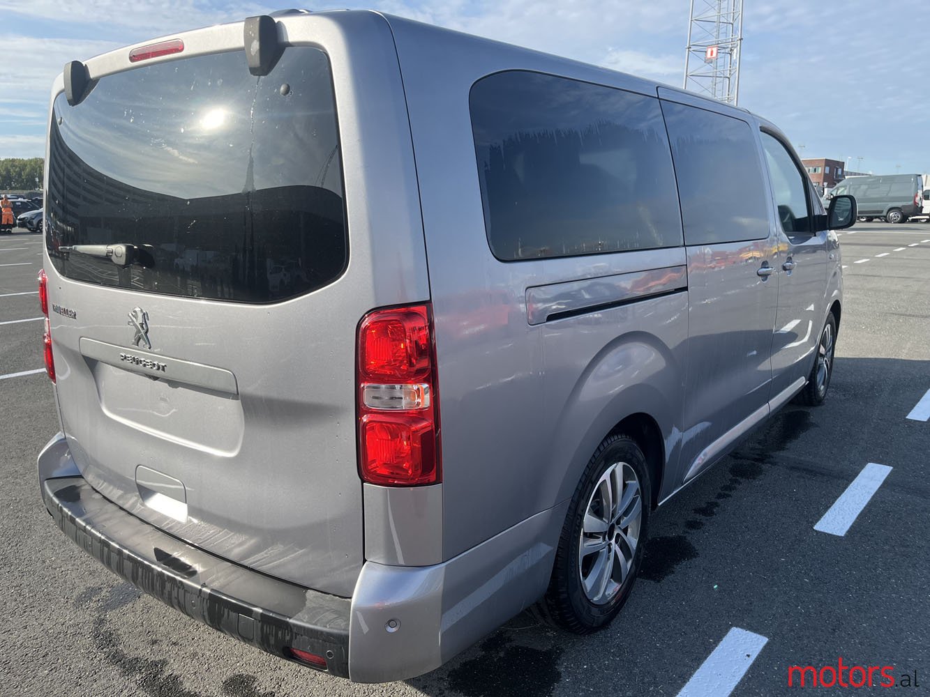 2023' Peugeot Traveller photo #4