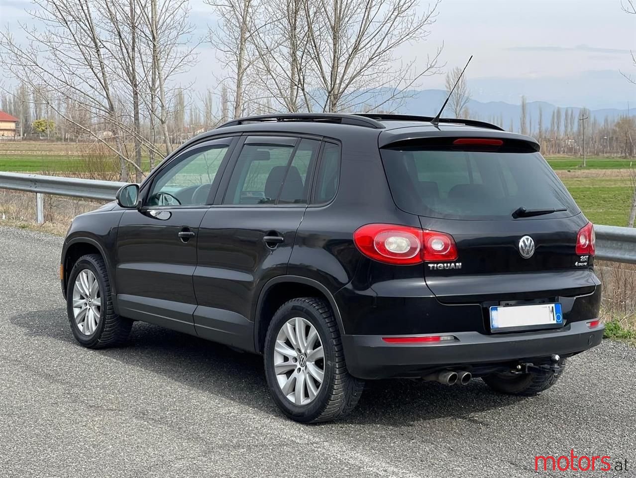 2010' Volkswagen Tiguan photo #3