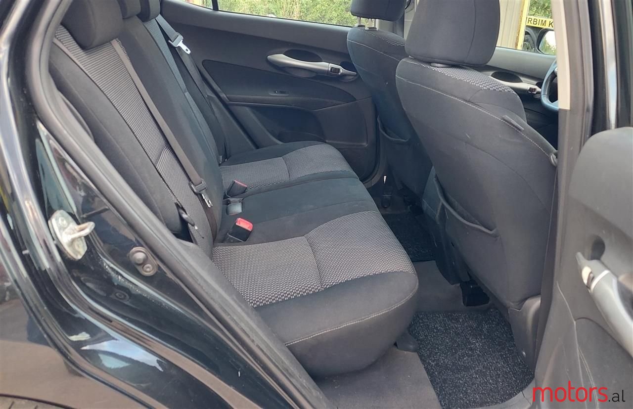 2010' Toyota Auris photo #2