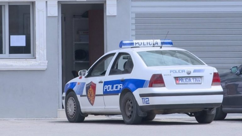 Arrestohet hajduti i makinave në Tiranë, i sekuestrohen në banesë 167 doza heroinë