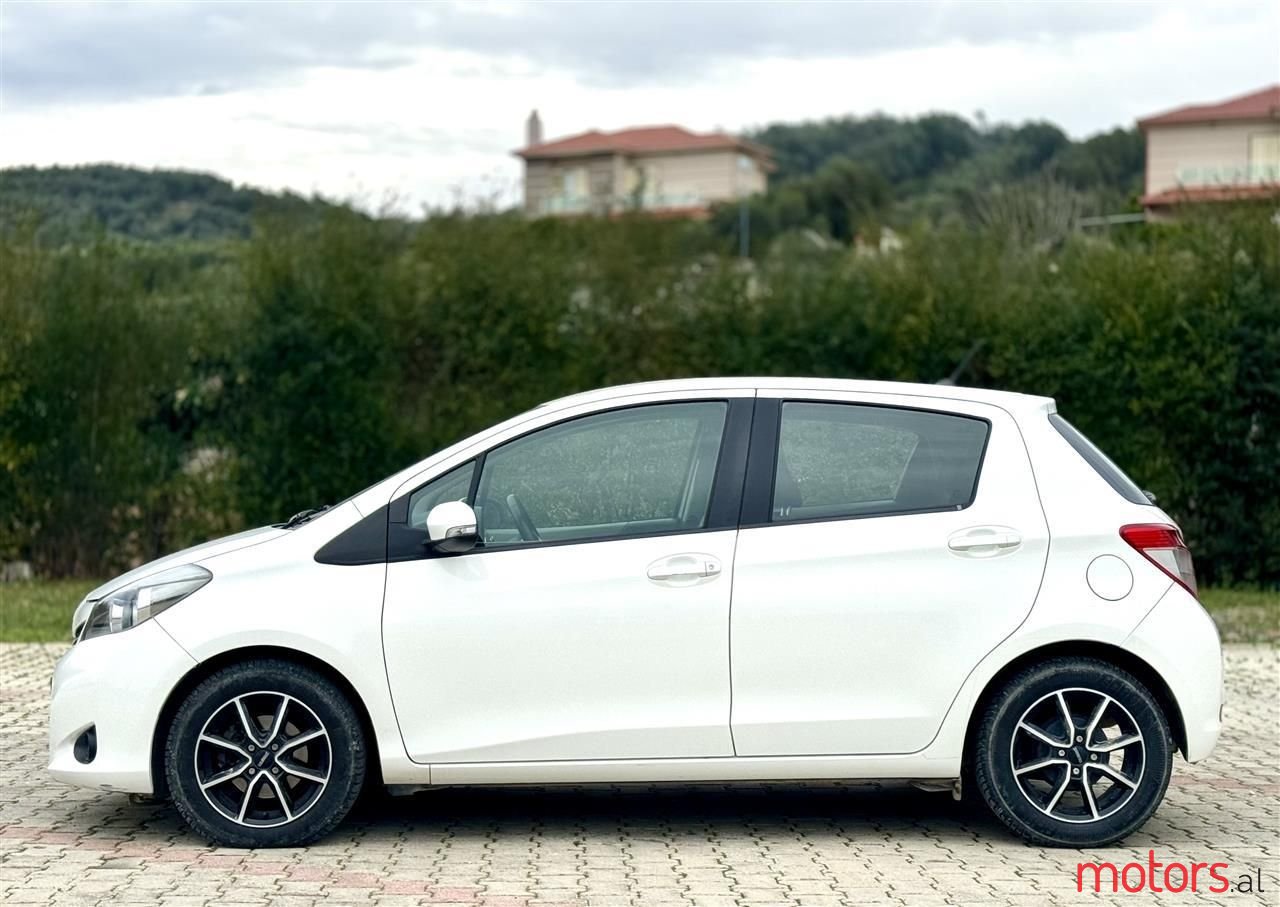 2012' Toyota Yaris photo #6