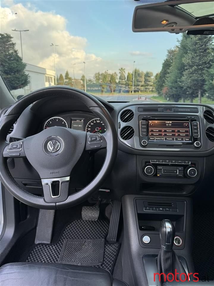 2012' Volkswagen Tiguan photo #5