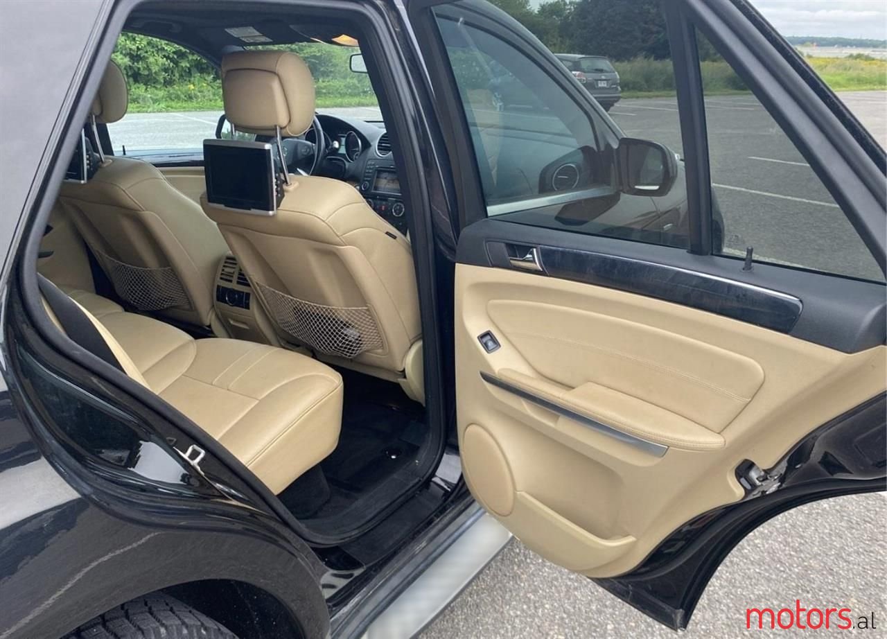 2010' Mercedes-Benz 300 photo #5