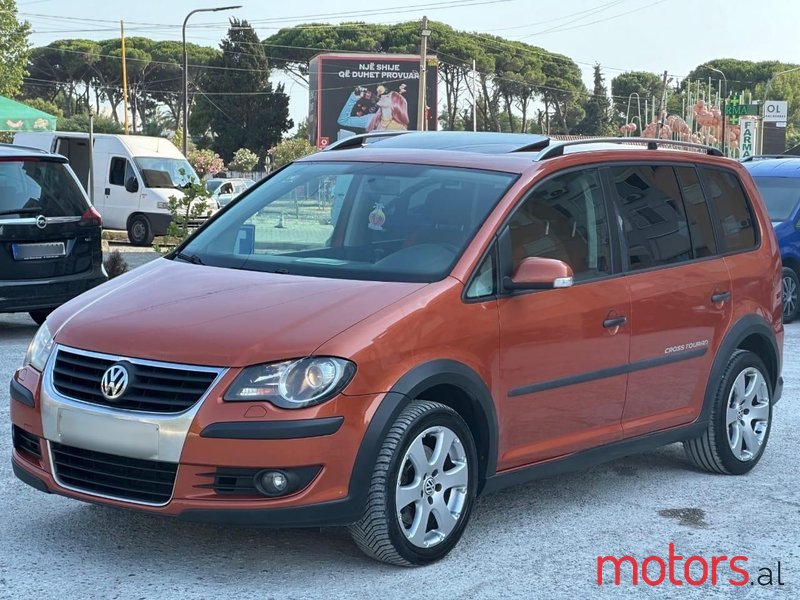 2009' Volkswagen Touran photo #6