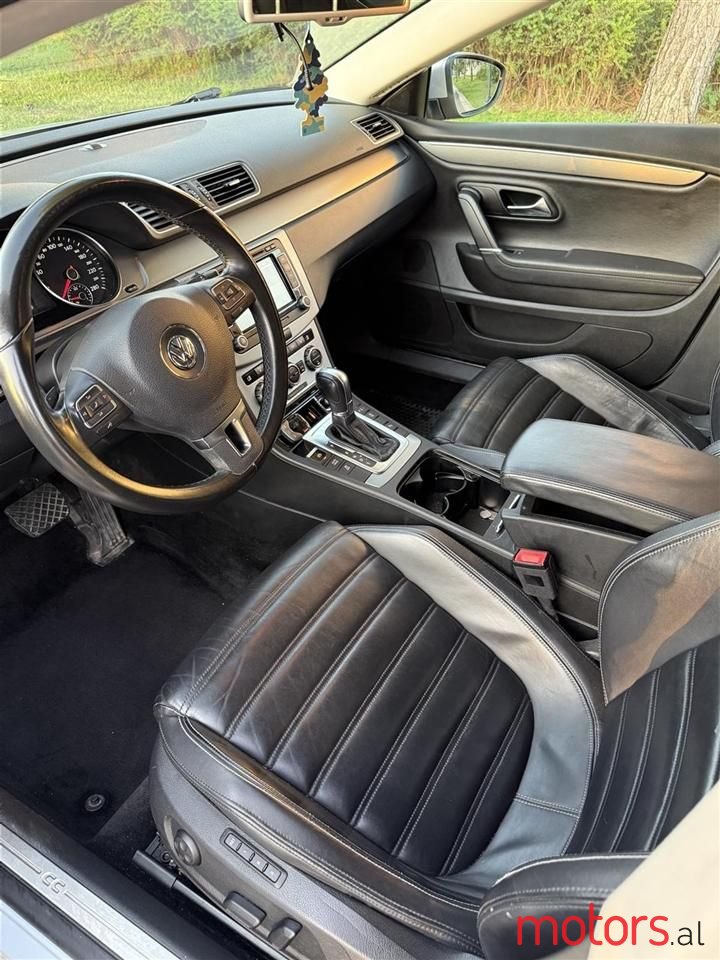 2012' Volkswagen Passat photo #5