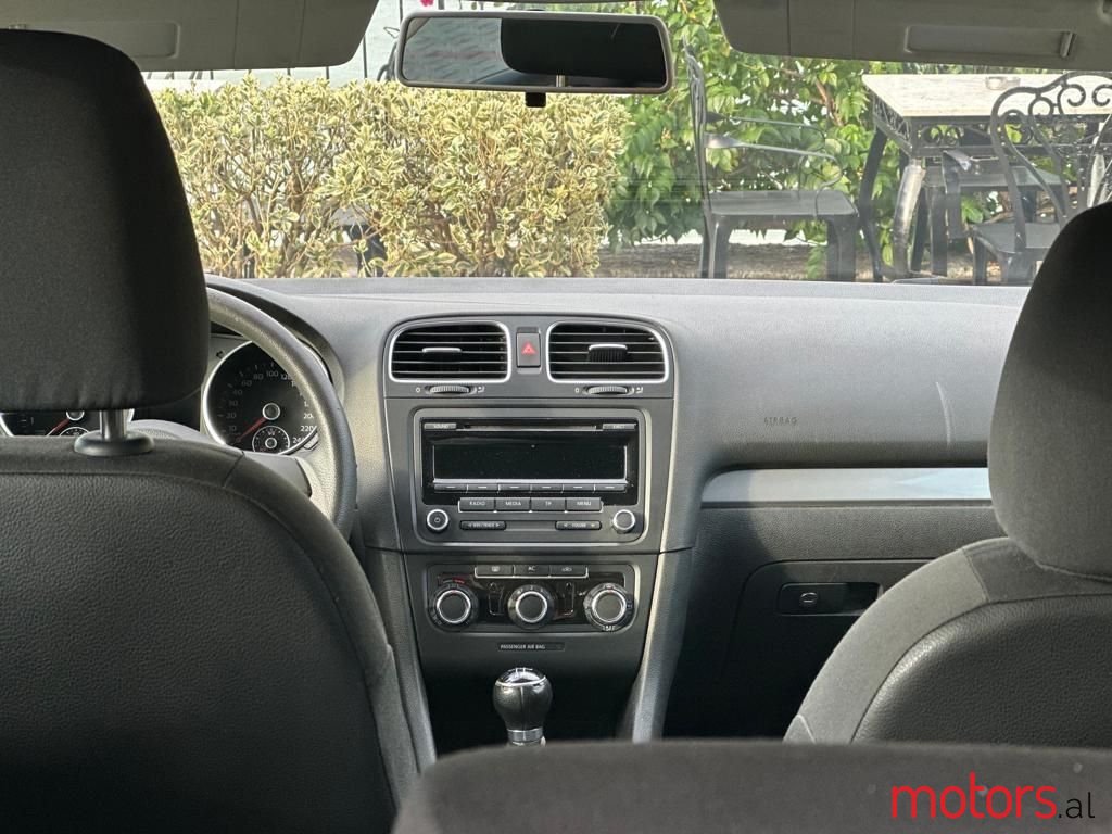 2009' Volkswagen Golf photo #3