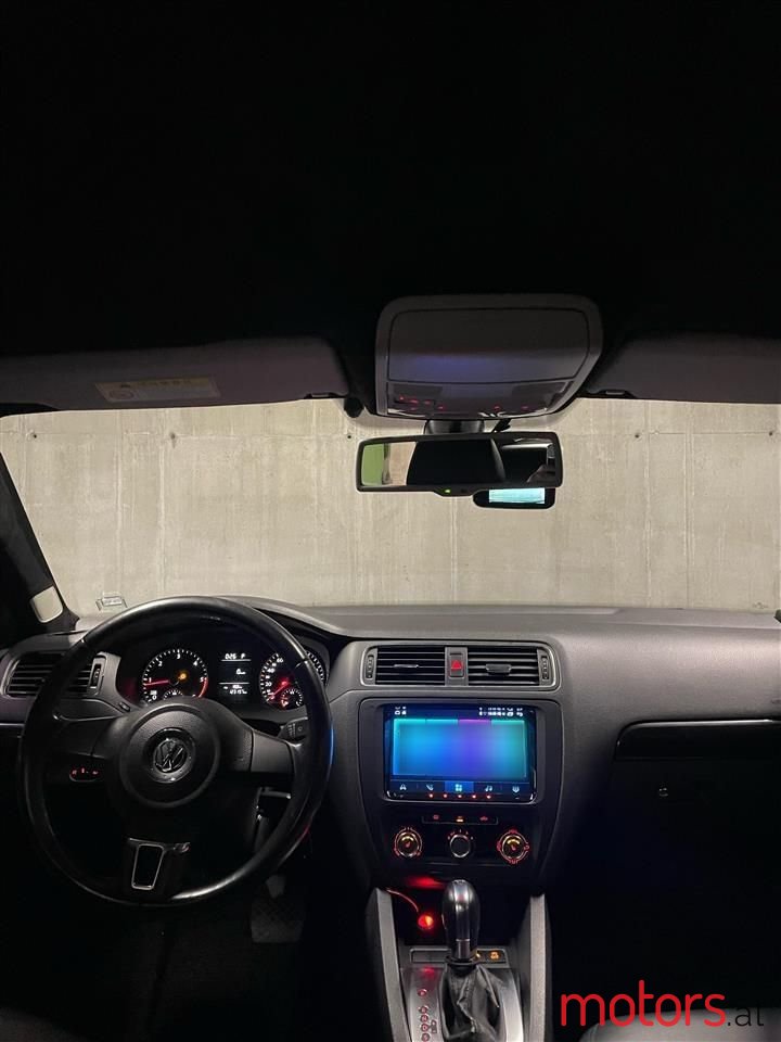 2012' Volkswagen Jetta photo #2