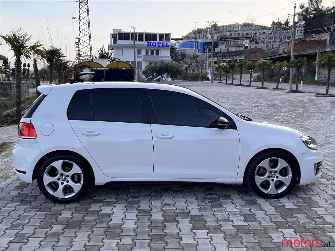 2011' Volkswagen Golf photo #4