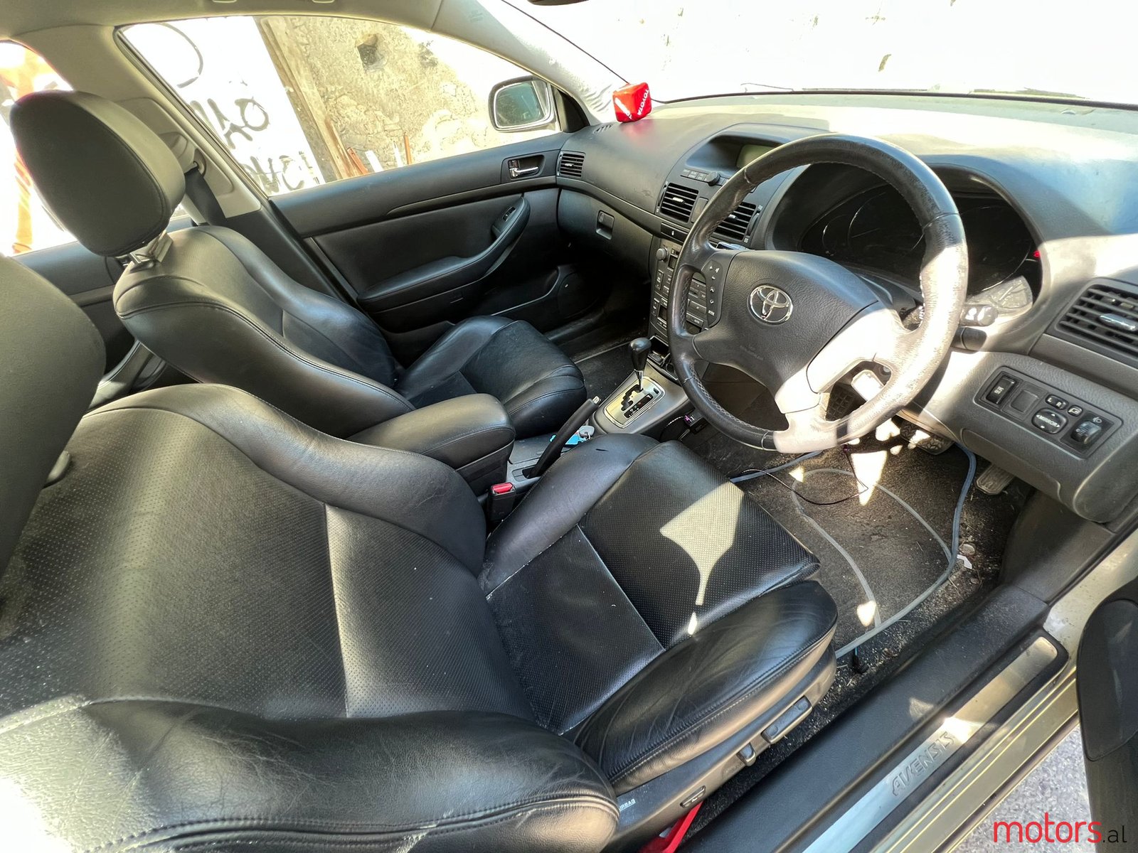 2004' Toyota Avensis photo #5