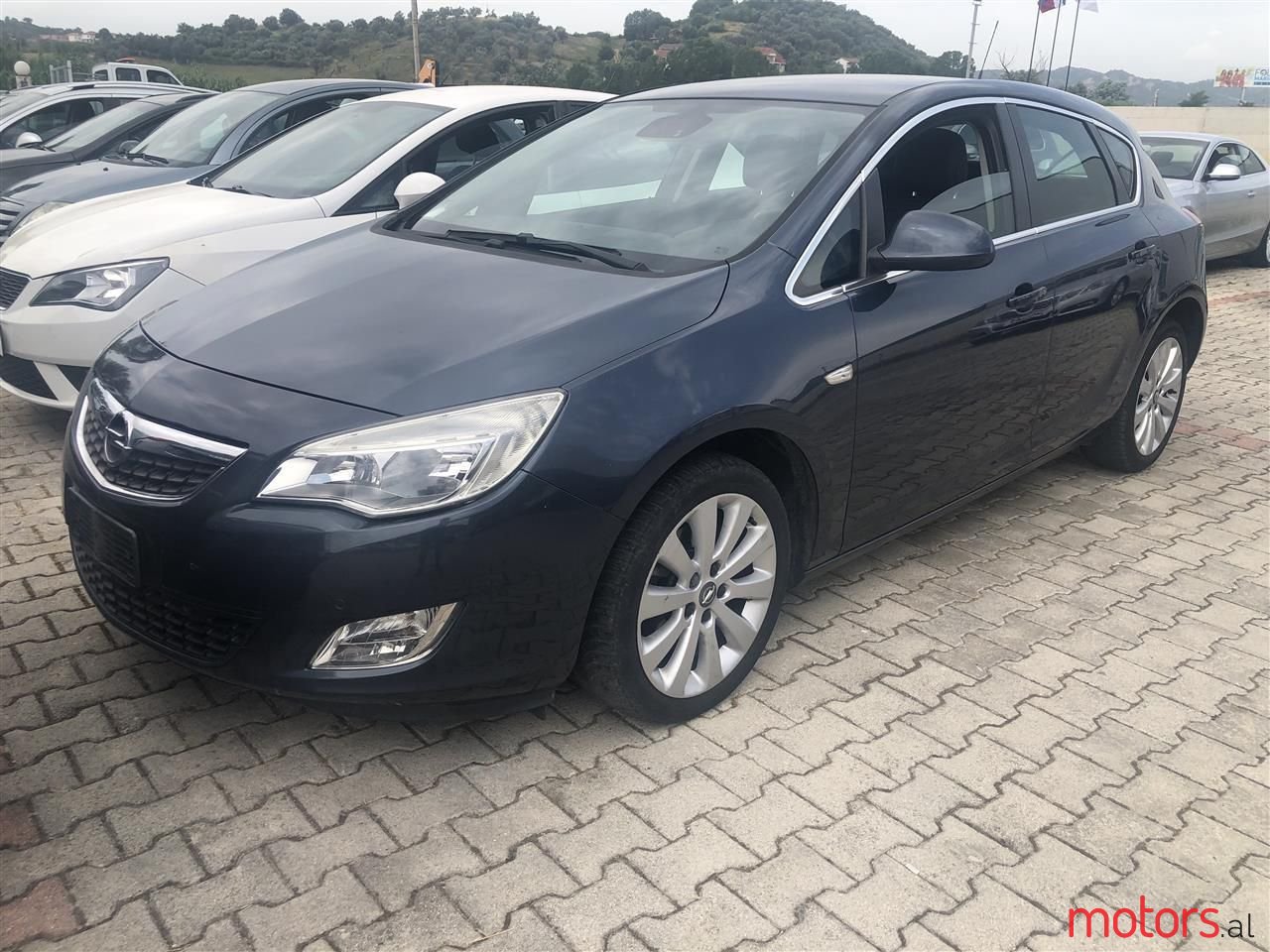 2010' Opel Astra photo #1