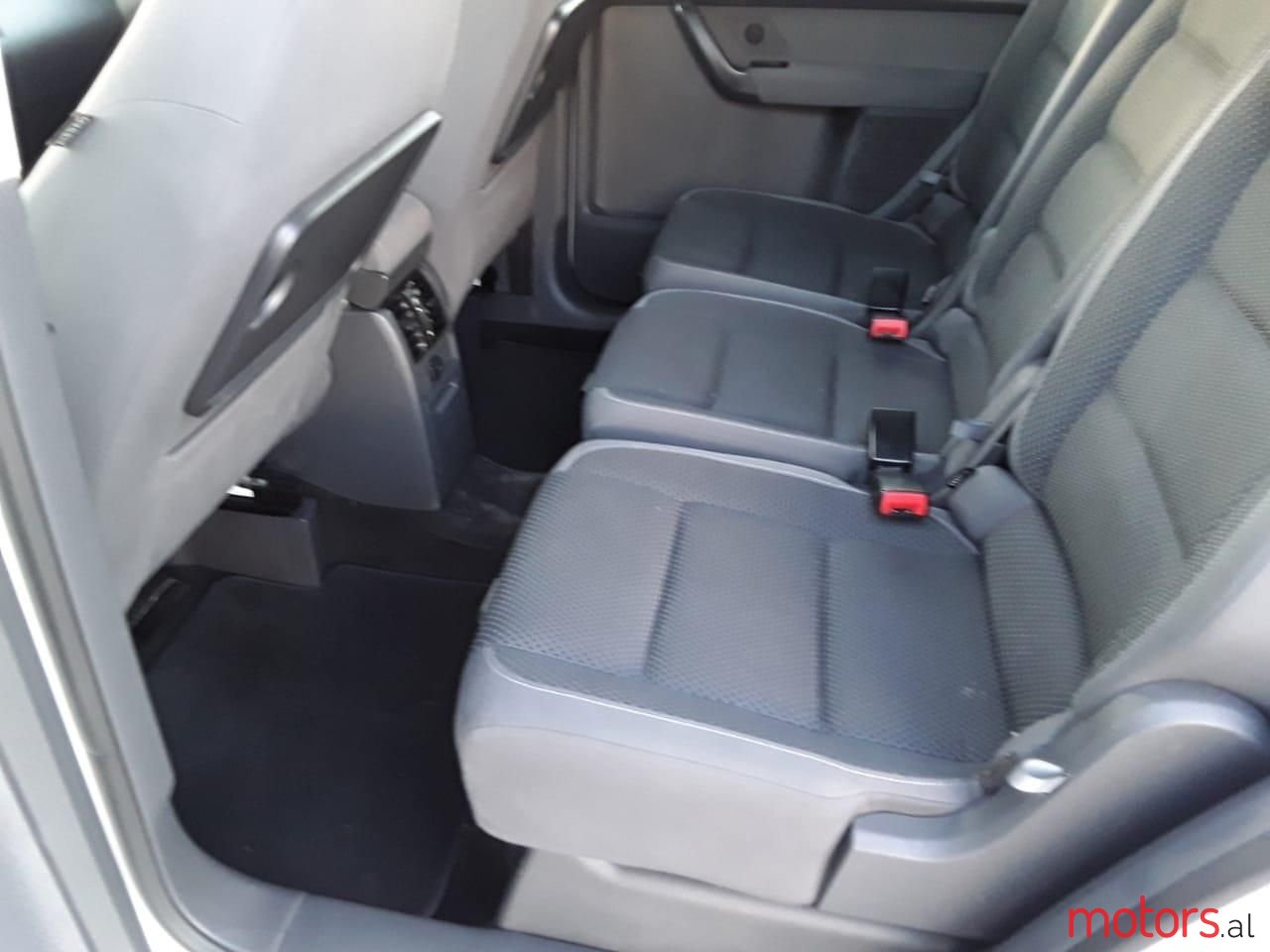 2011' Volkswagen Touran photo #2