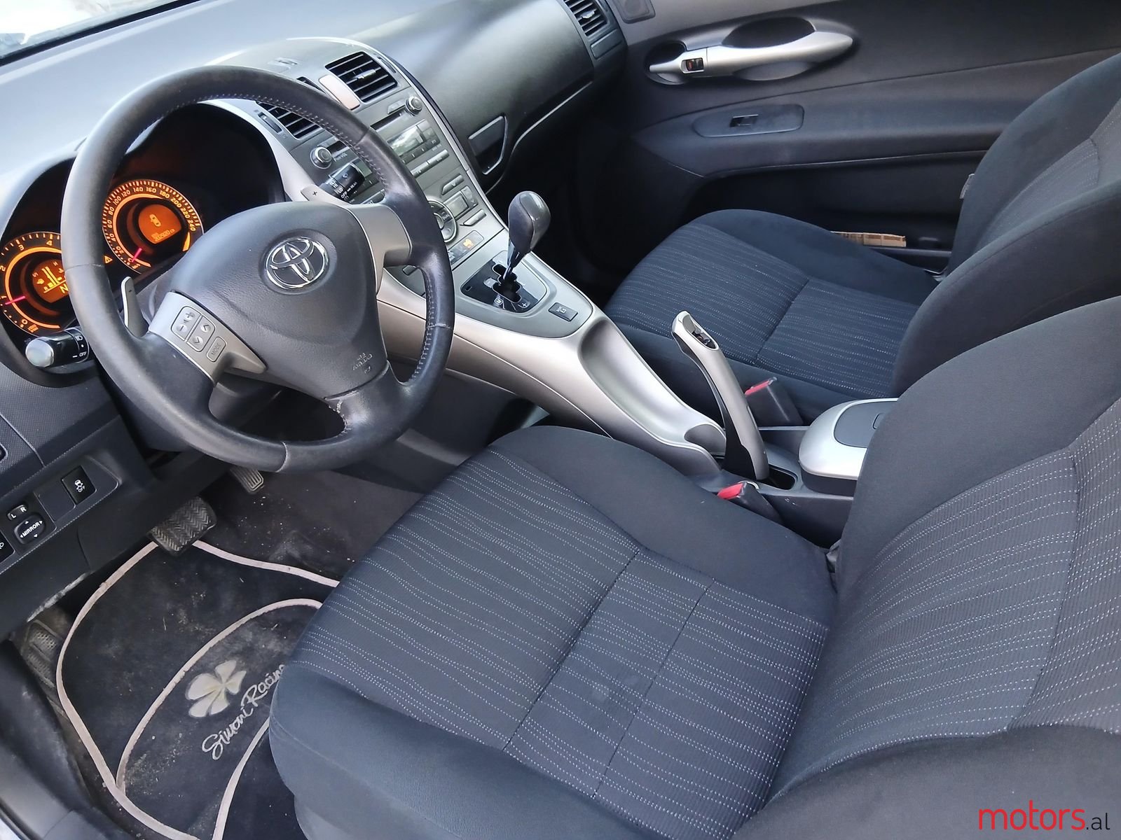 2008' Toyota Auris photo #3
