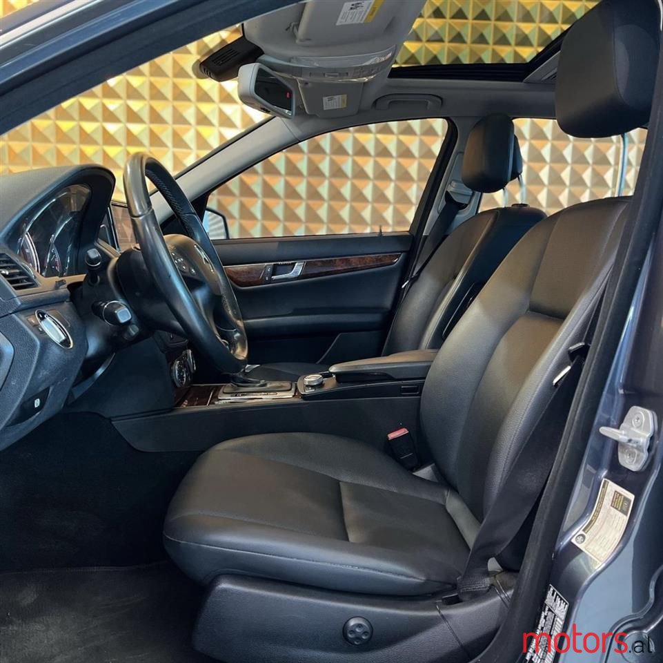 2011' Mercedes-Benz C 300 photo #3