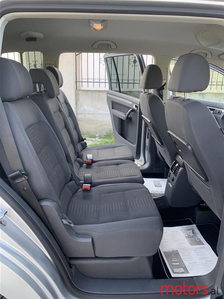 2008' Volkswagen Touran photo #5