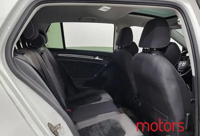 2016' Volkswagen Golf photo #2