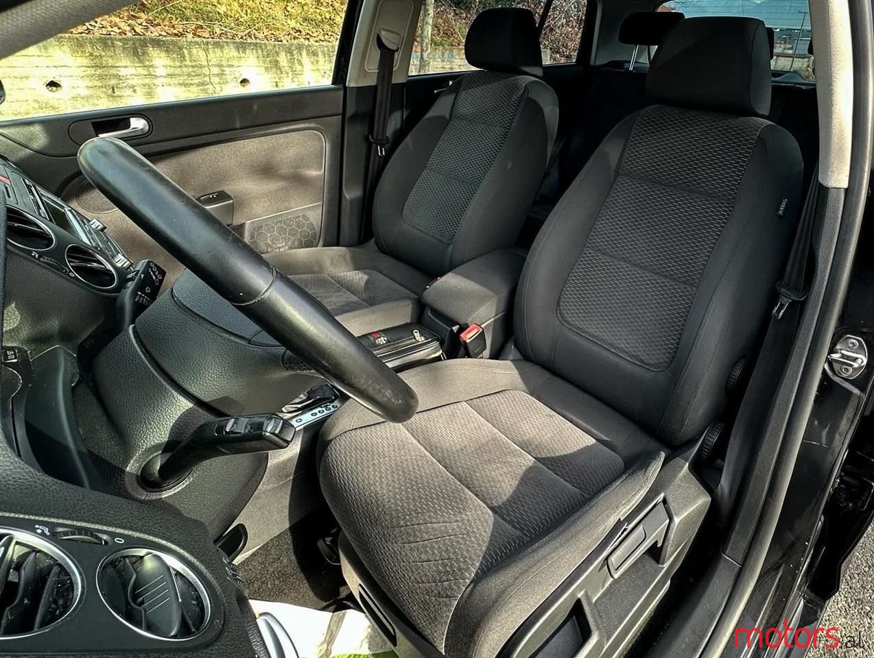 2011' Volkswagen Golf photo #5