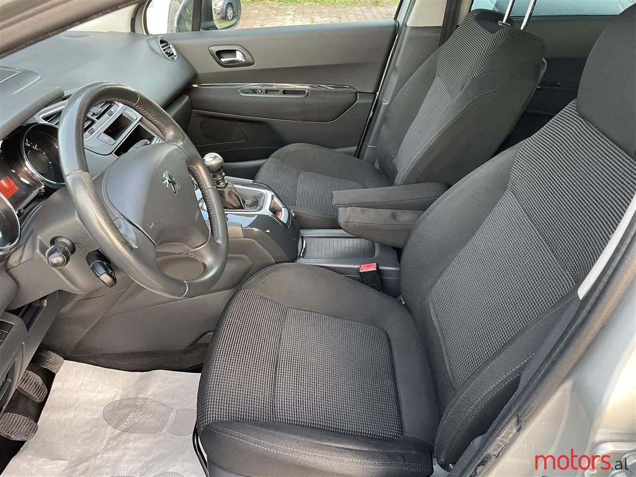 2010' Peugeot 5008 photo #3