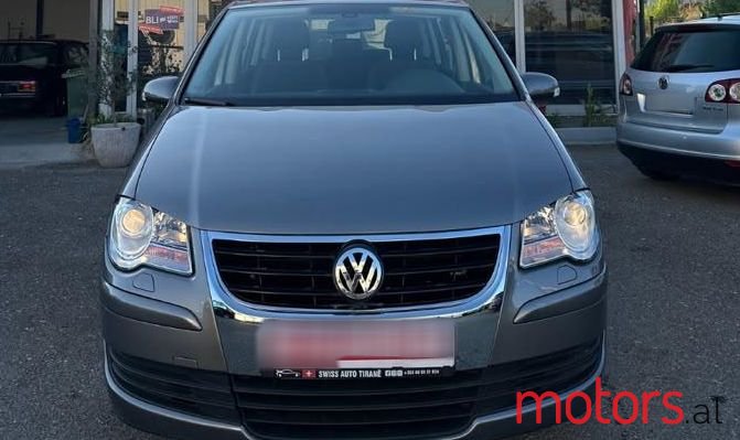 2010' Volkswagen Touran photo #1