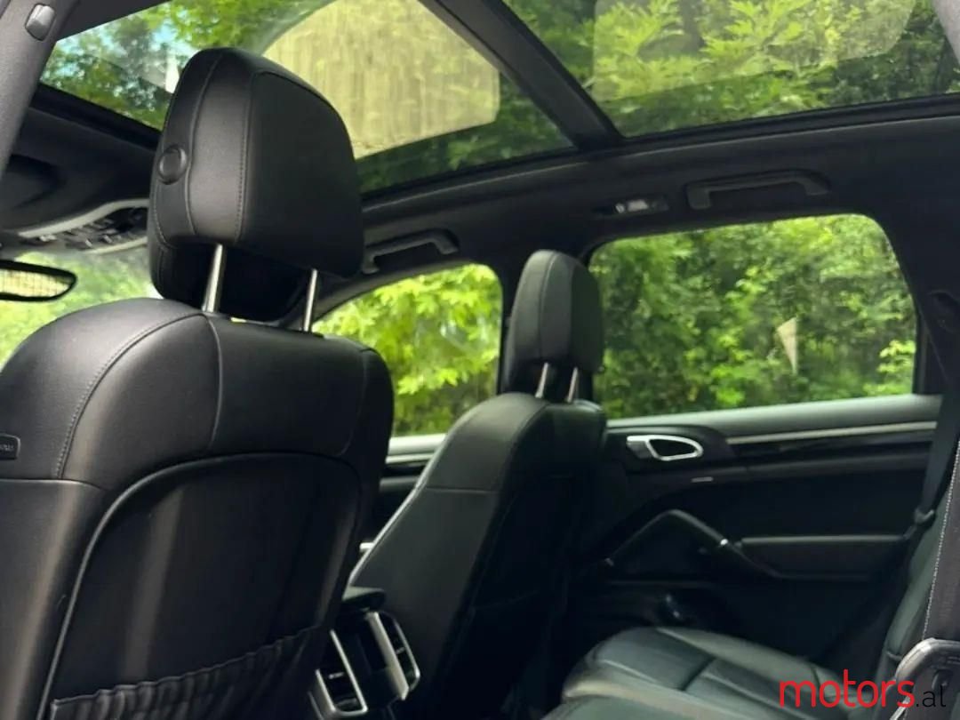 2015' Porsche Cayenne photo #2