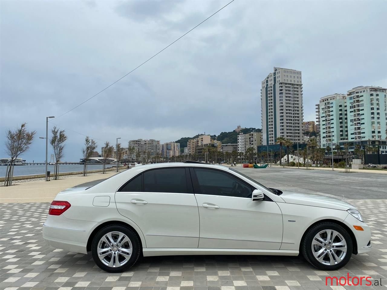2011' Mercedes-Benz E 350 photo #1