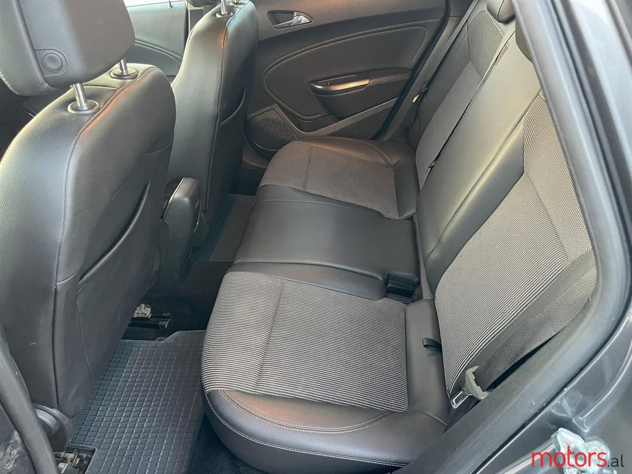 2010' Opel Astra photo #3